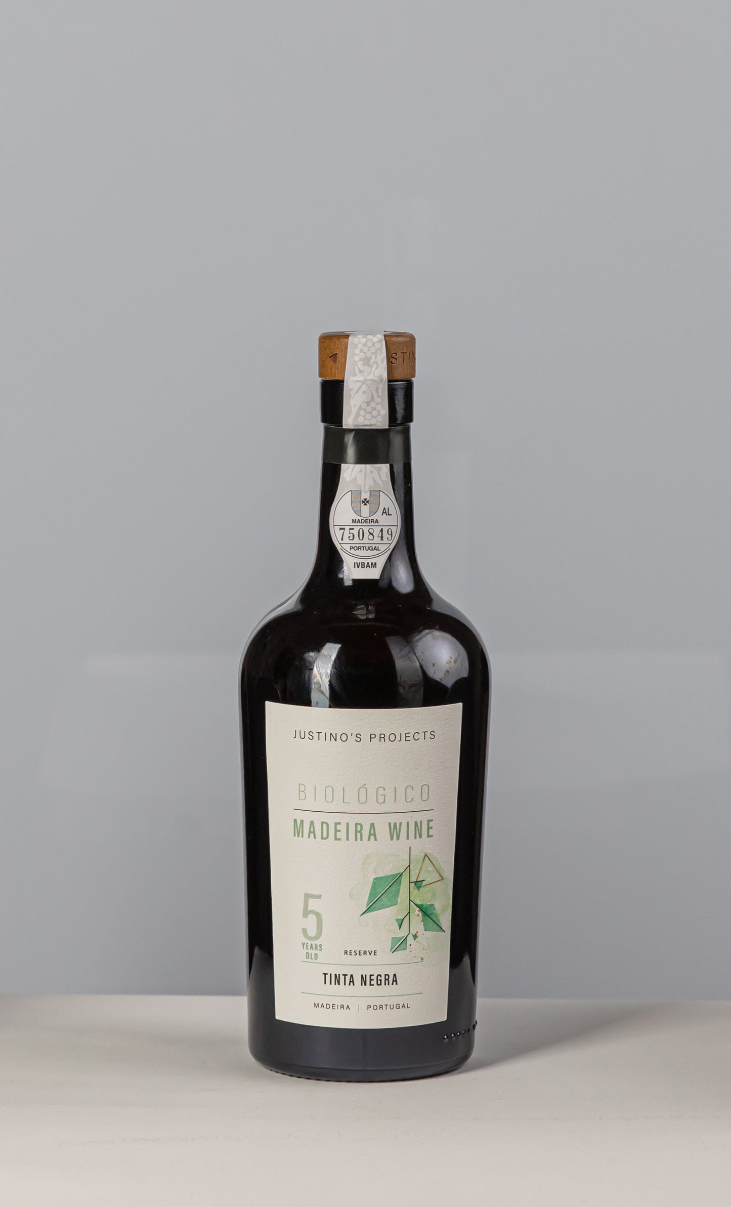 Justinos Wine Medium Dry (50cl)