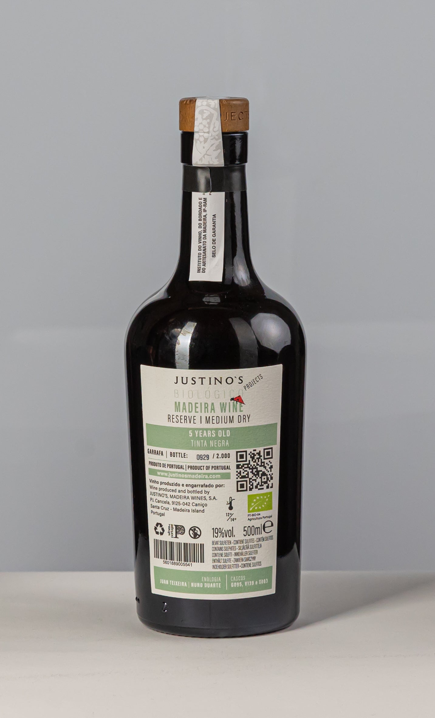 Justinos Wine Medium Dry (50cl)