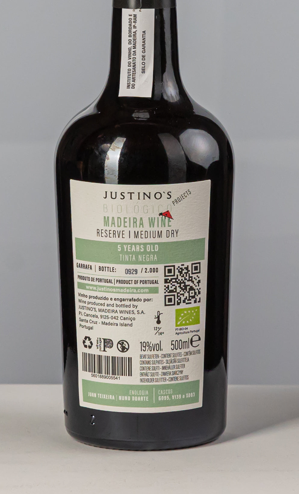 Justinos Wine Medium Dry (50cl)